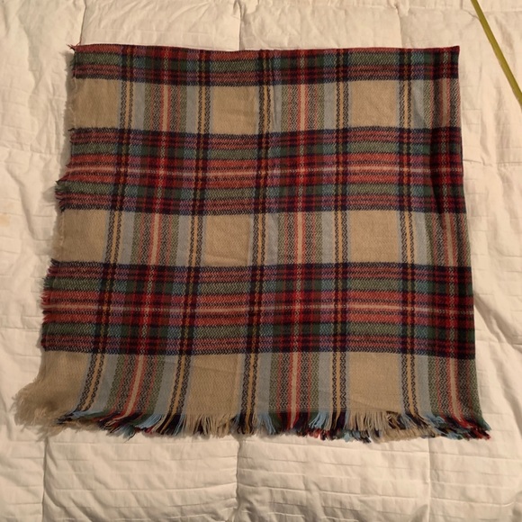 Large plaid scarf/wrap - Picture 2 of 7
